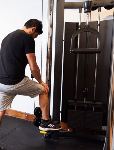 Persona haciendo ejercicio en gimnasio del Hotel Don Carlos.