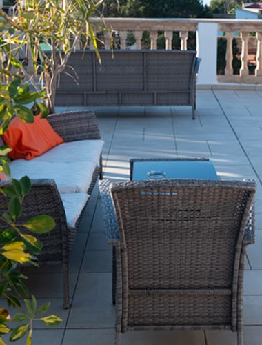 Terraza del Hotel Don Carlos con mobiliario de ratán y vistas panorámicas.