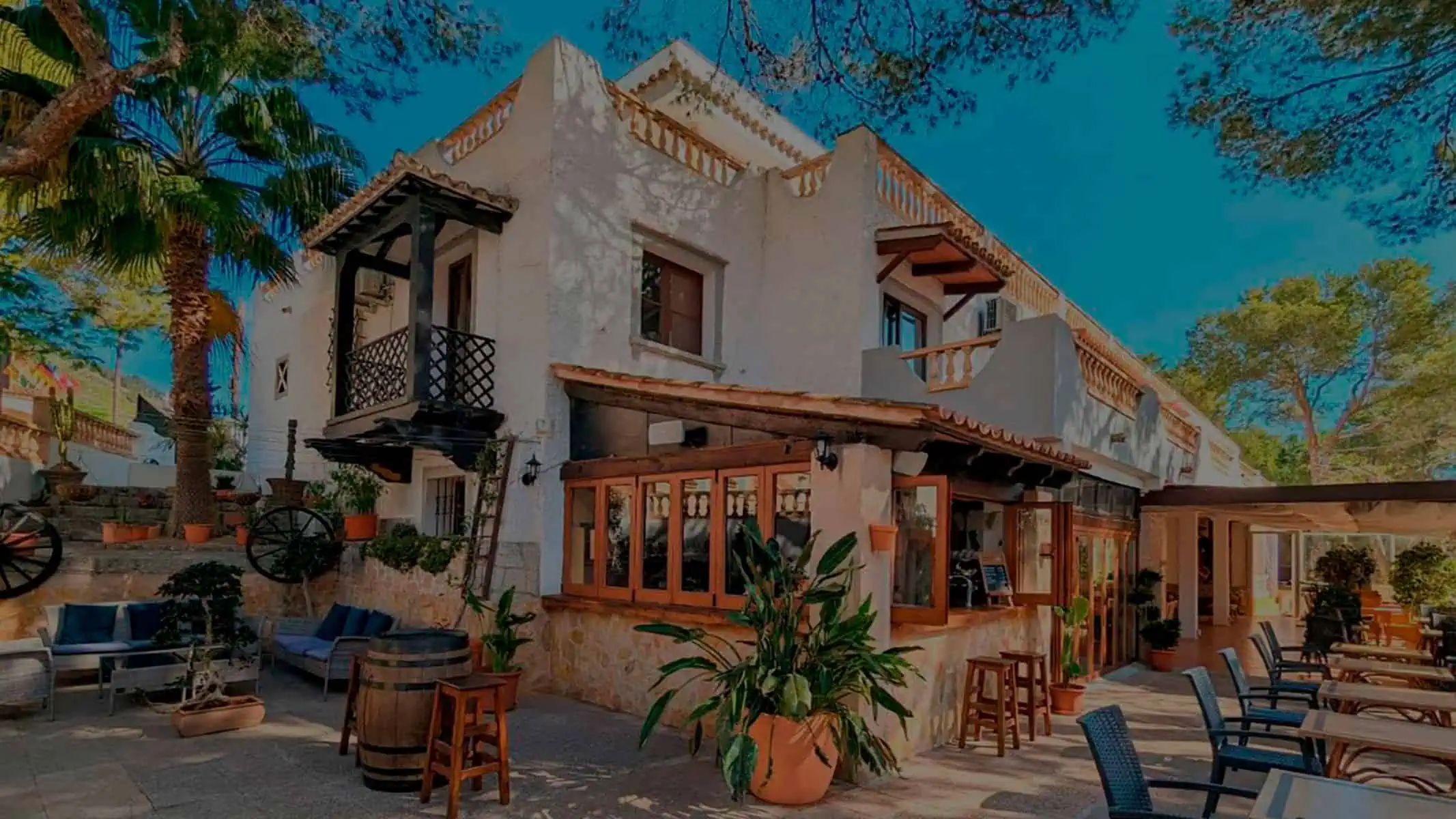 exterior del hotel don Carlos peguera con jardines y terraza