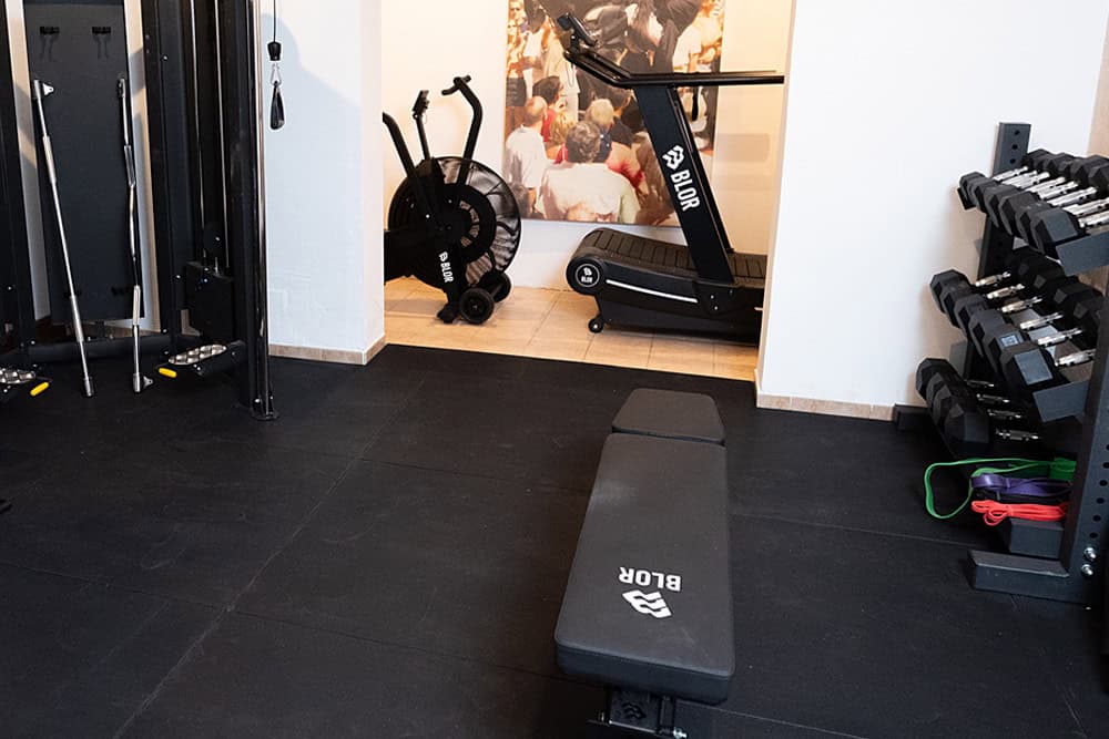 Instalaciones de gimnasio en Hotel Don Carlos con equipo moderno.