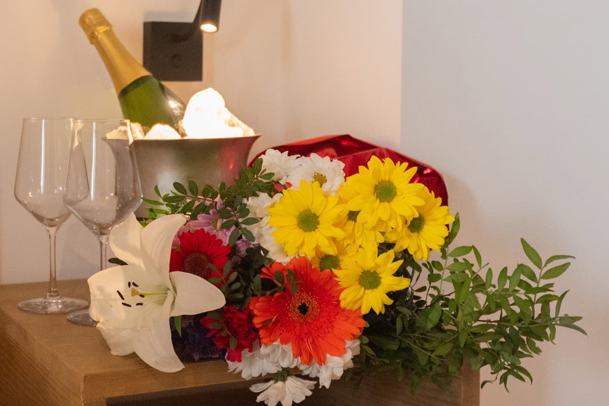Flores y champagne en Hotel Don Carlos, un lugar ideal para eventos y celebraciones.