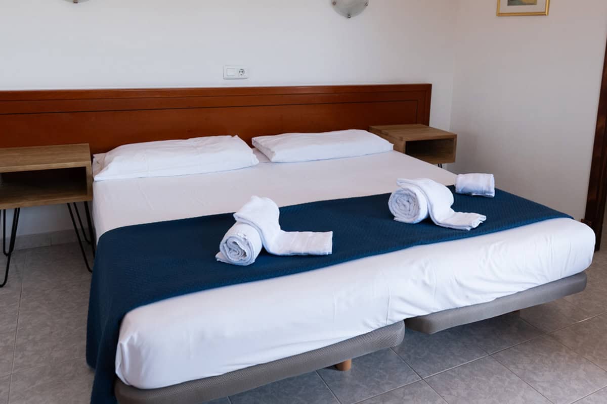 Habitación moderna y acogedora en Hotel Don Carlos, ideal para una estancia relajante y cómoda.