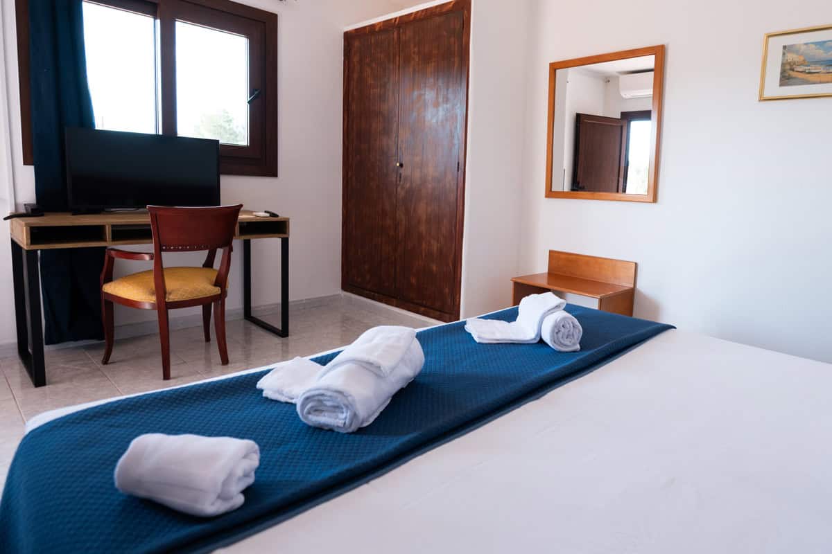Habitación en Hotel Don Carlos con cama doble, vista a la ventana y decoración sencilla. Ideal para.