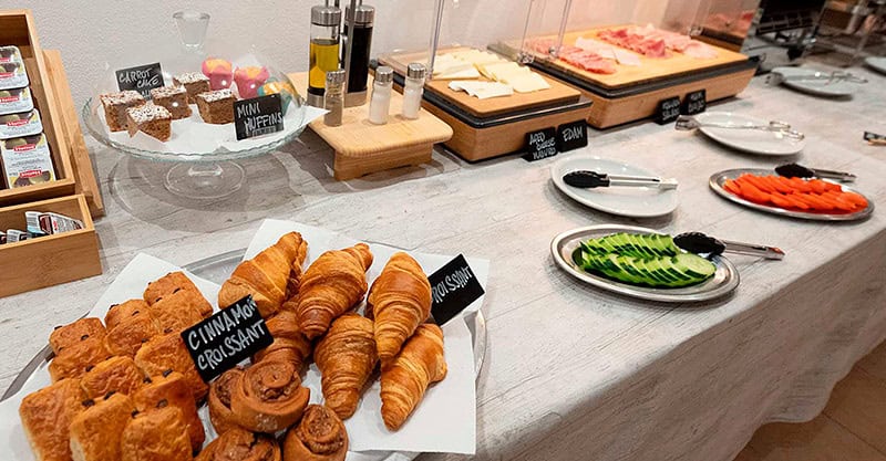 Variedad de croissants, frutas y productos para desayuno en Hotel Don Carlos.
