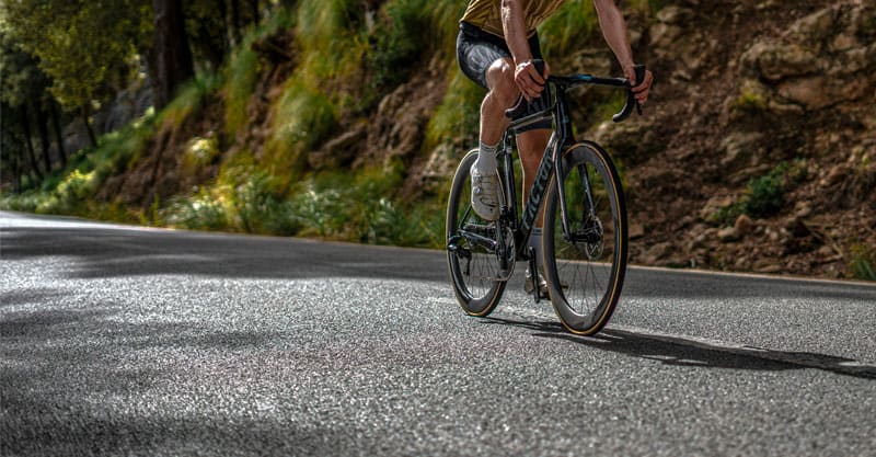 Ciclista en ruta de montaña en Paguera durante otoño.