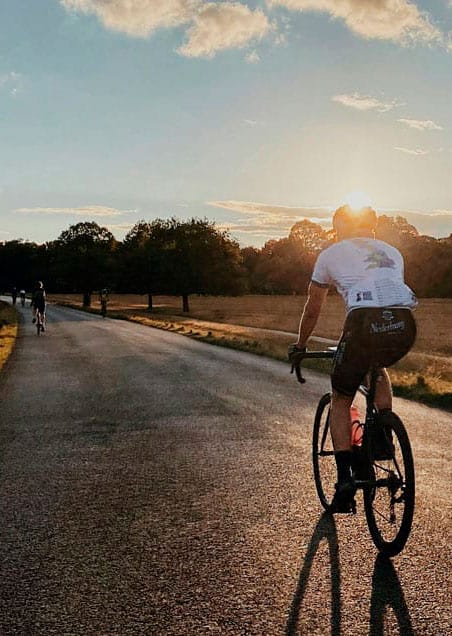 Ciclista disfrutando del paisaje en Paguera al atardecer.